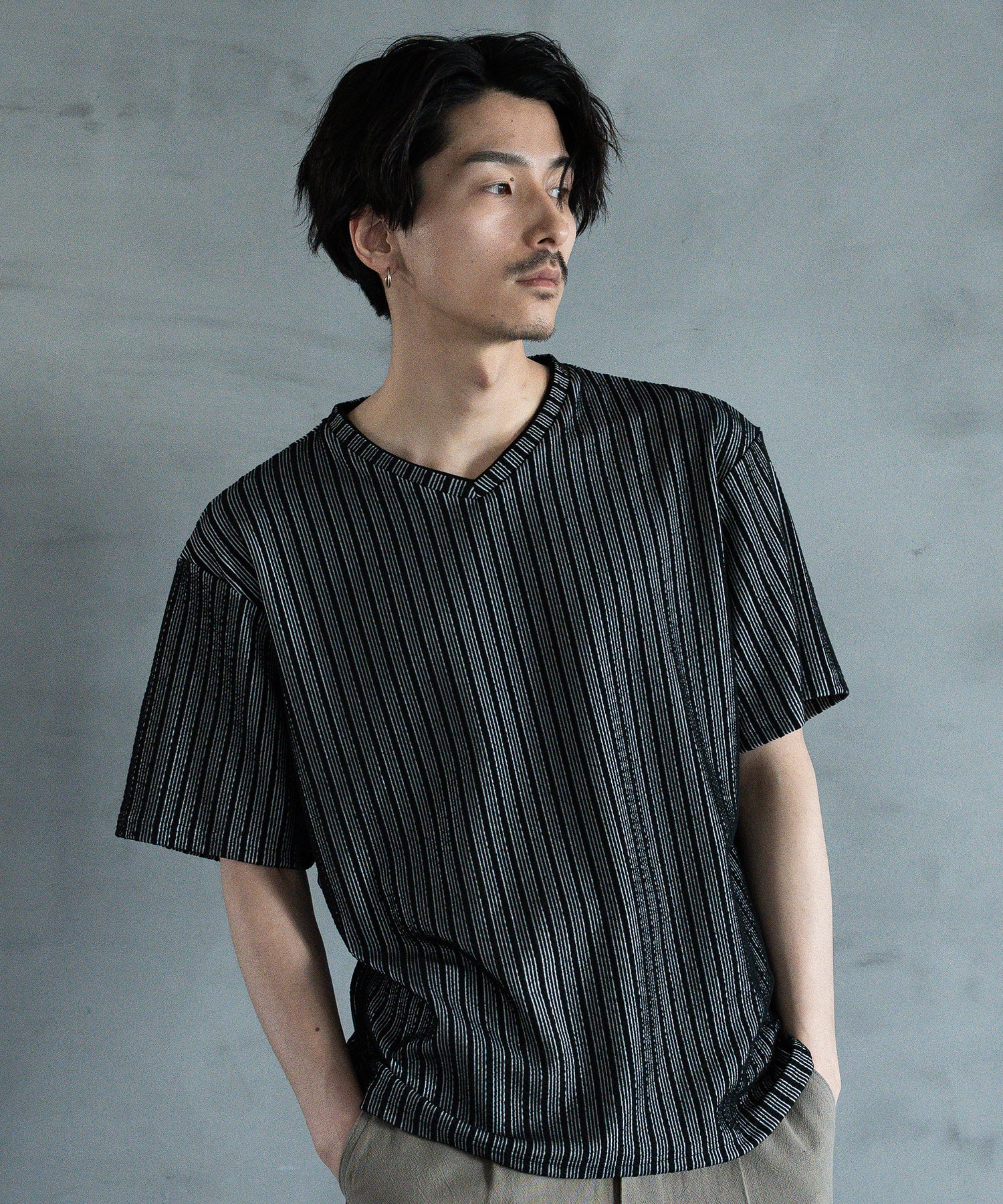 ランダムテレコ フェイクレイヤード VネックTシャツ｜メンズ