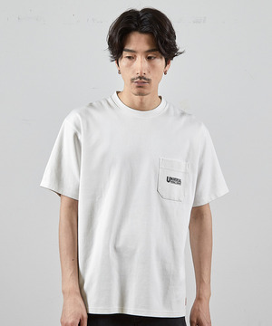 ユニバーサルオーバーオール別注ポケットプリントTシャツ