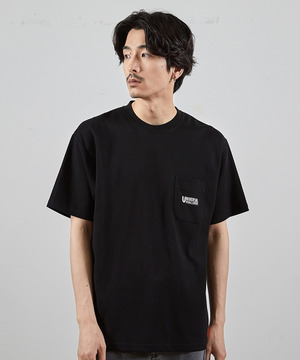 ユニバーサルオーバーオール別注ポケットプリントTシャツ