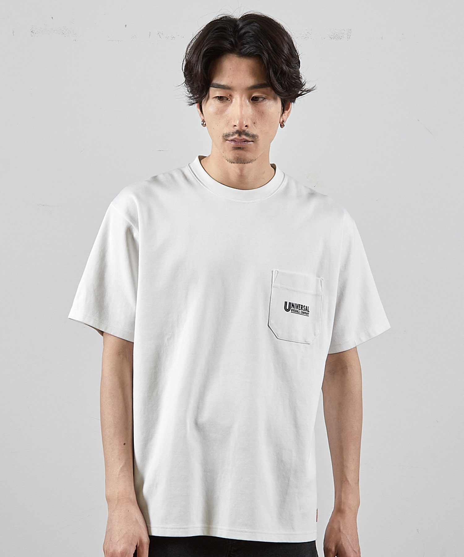 ユニバーサルオーバーオール別注ポケットプリントTシャツ
