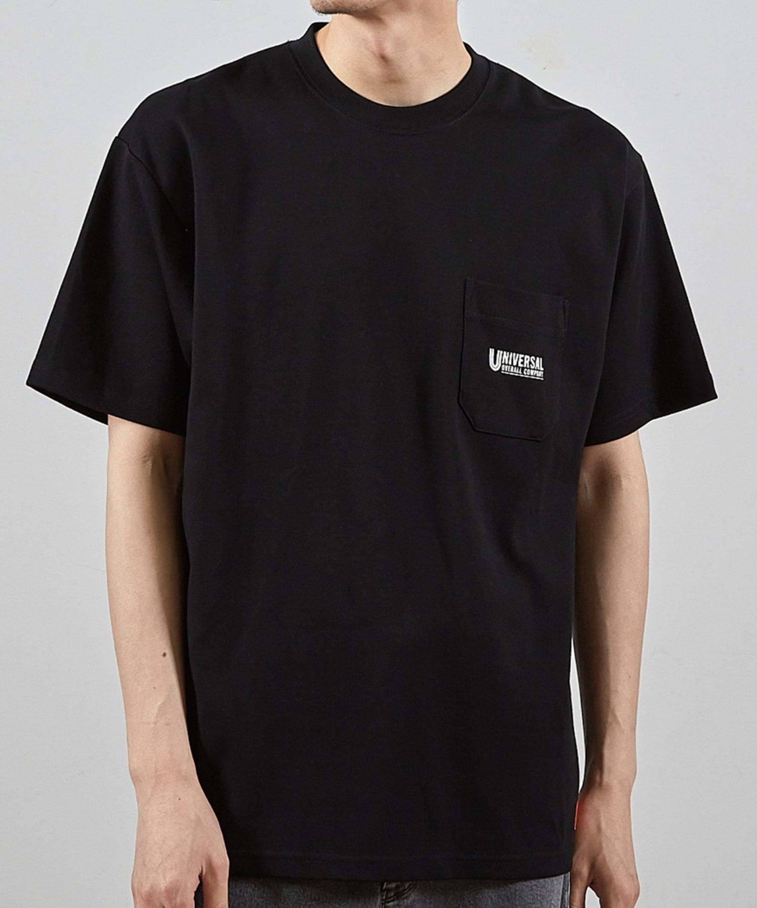 ユニバーサルオーバーオール別注ポケットプリントTシャツ｜メンズ