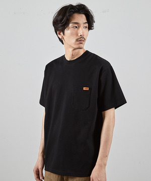 ユニバーサルオーバーオール別注バックプリントロゴししゅうポケットTシャツ