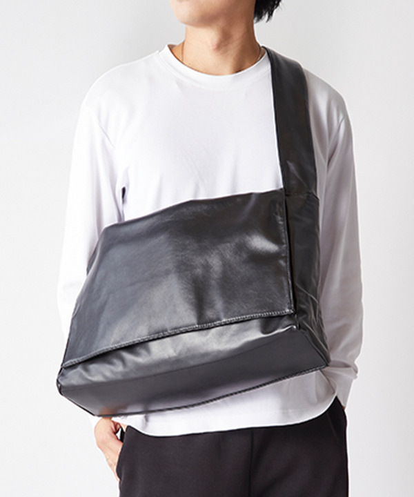 ＜WEB限定＞【REGiSTA】PUレザービッグショルダーバッグ 詳細画像 1