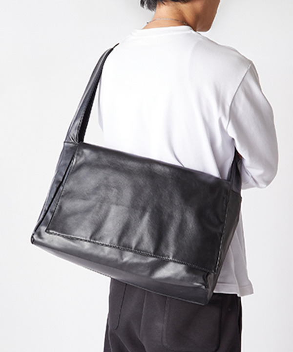 ＜WEB限定＞【REGiSTA】PUレザービッグショルダーバッグ 詳細画像 ブラック 1