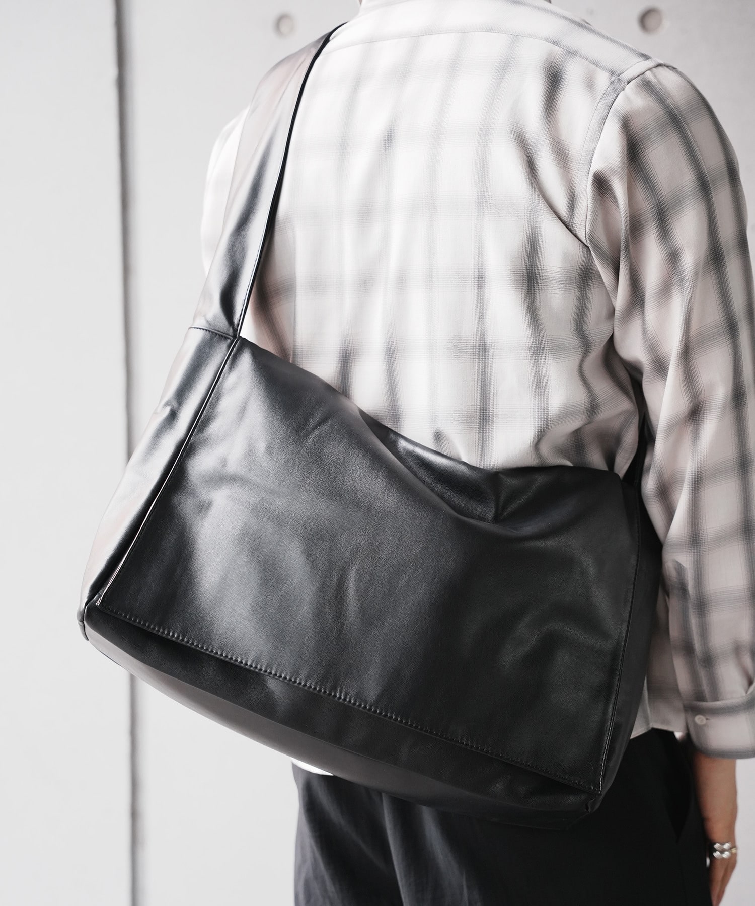 PUレザービッグショルダーバッグ｜メンズファッション通販 MEN'S BIGI
