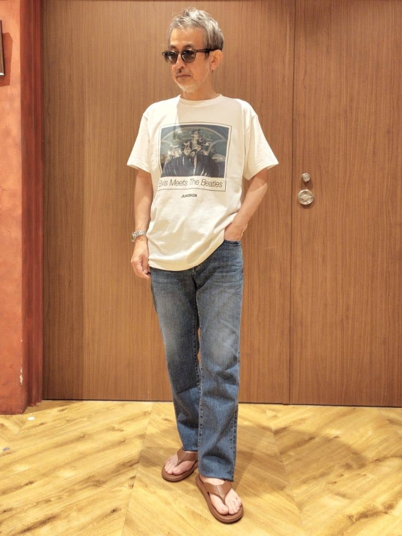 30℃のミニマルリゾート：Tシャツ×デニムパンツ