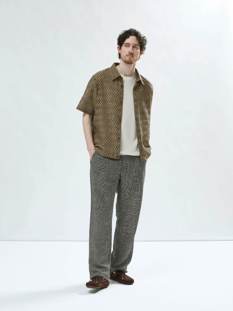 LOOK 09: シアージオメトリック半袖シャツとイージースラックスパンツ