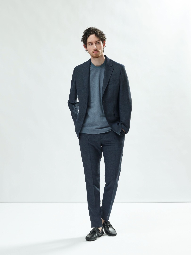 LOOK 01: カラミメッシュストレッチジャケットとパンツのセットアップスタイル