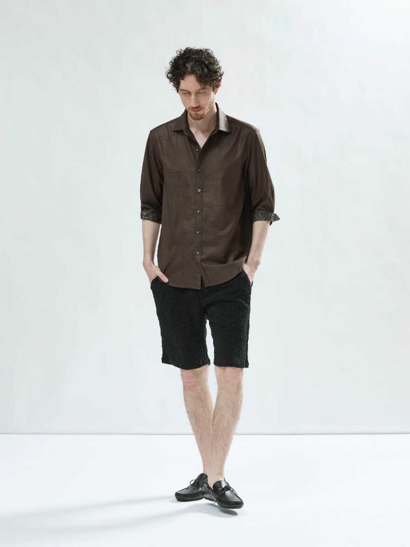 LOOK 08: トリアセ麻調7分袖シャツとショートパンツのサマースタイル