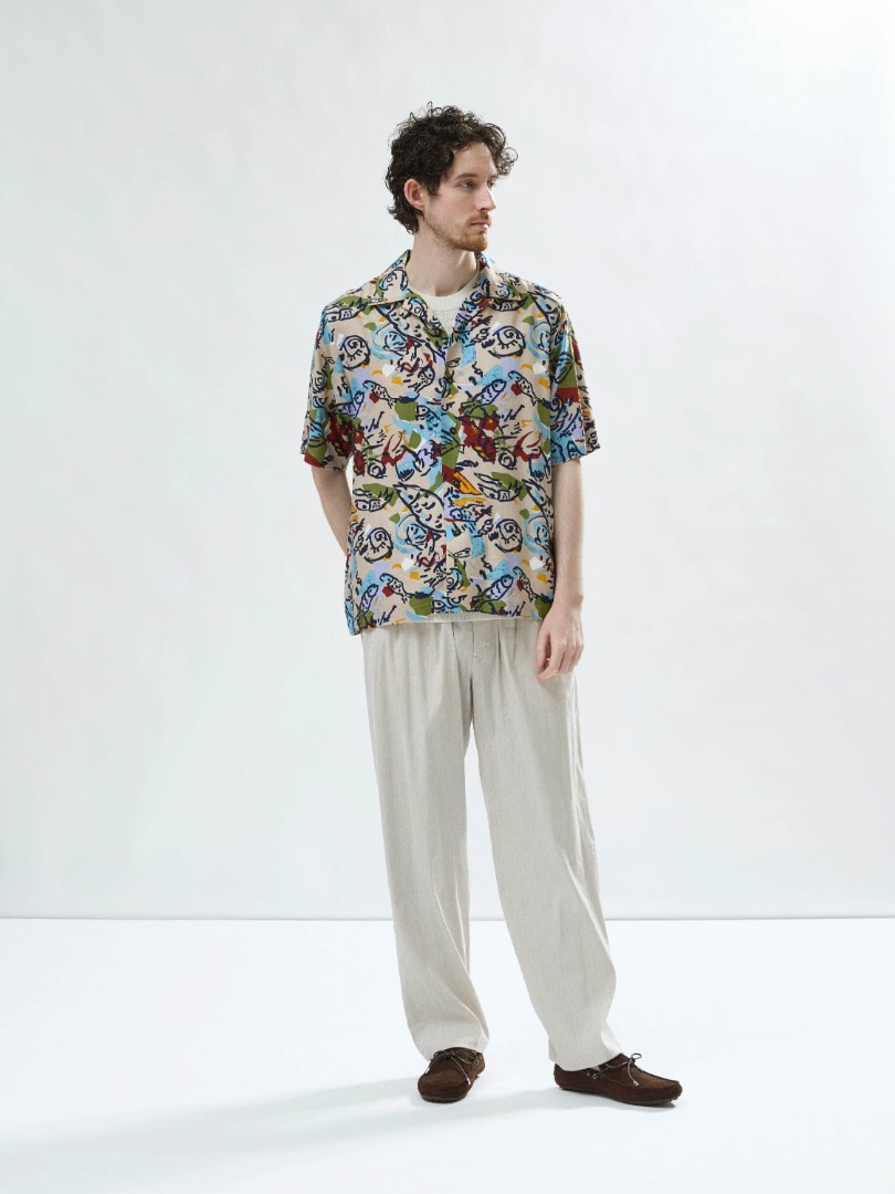 LOOK 07: プリントアロハシャツと2タックイージーパンツ
