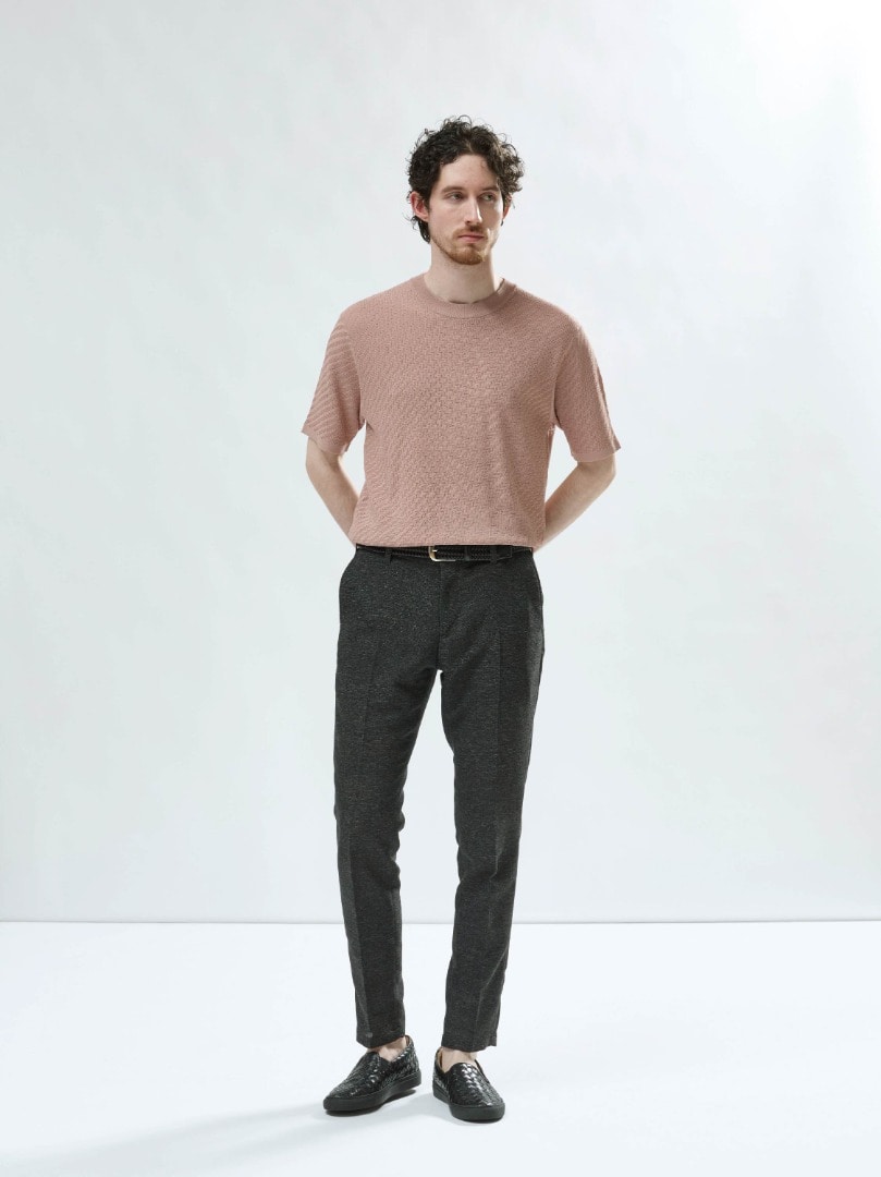 LOOK 04: カラミメッシュストレッチパンツとジャガードニットTEEの組み合わせ